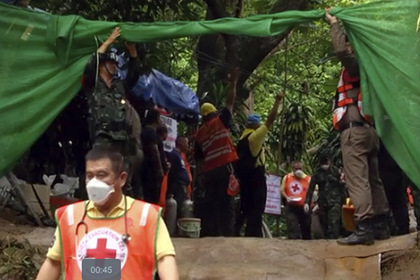 Тайские спасатели заявили о плане вызволить всех оставшихся в затопленной пещере