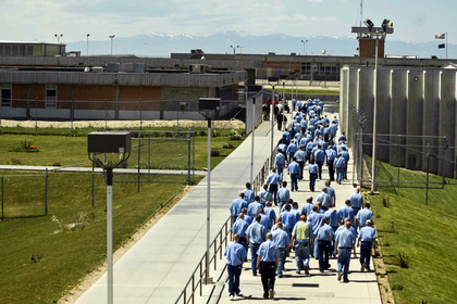 В США заключенные взломали тюремные планшеты и украли сотни тысяч долларов