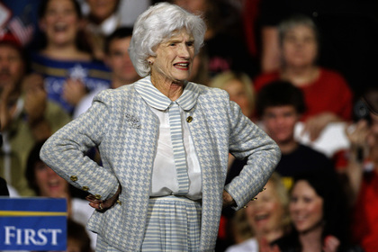 106-летняя мать Маккейна собралась на похороны сына