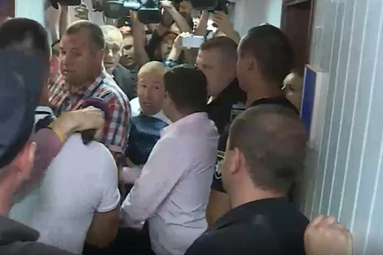 Адвокаты Януковича в суде подрались с полицией