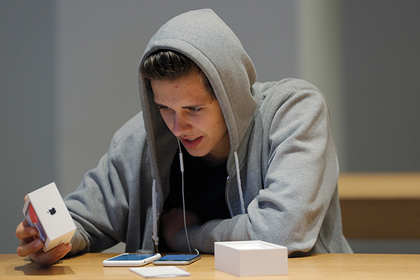 Apple перестанет класть с iPhone переходник для наушников