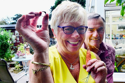 Британка благодаря морковке нашла потерянное 12 лет назад кольцо