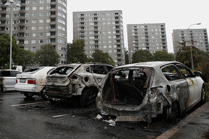 Десятки машин по непонятной причине спалили за ночь в Швеции
