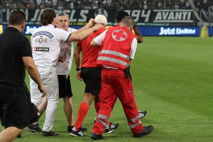 Фанаты разбили голову арбитру во время матча Лиги Европы