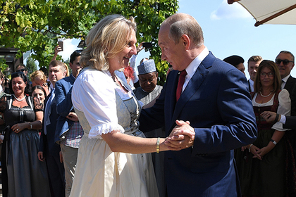Глава МИД Австрии объяснила поклон перед Путиным во время собственной свадьбы