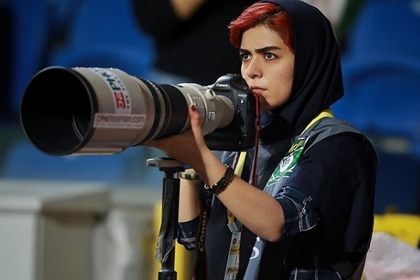 Иранская журналистка нашла оригинальный способ посмотреть футбол и прославилась