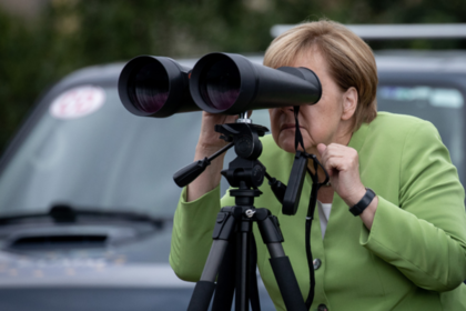 Меркель посмотрела в бинокль на «войска Путина»