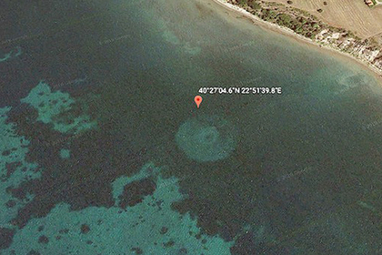 На картах Google рассмотрели загадочные круги у берегов Греции