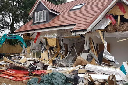 Обманутый строитель со смехом разрушил возведенные им дома
