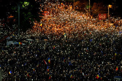 Полиция Румынии применила против 100 тысяч протестующих водометы и газ