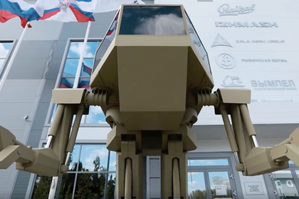 Российского робота «Игорька» заставили приносить блины на лопате