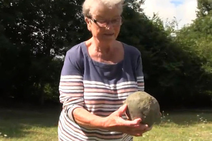 Старушка вышла в сад и нашла метеорит