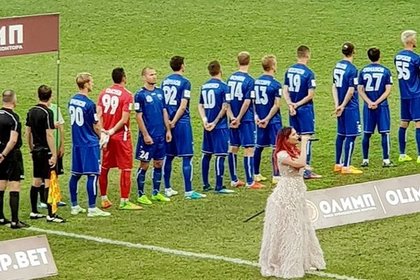 Украинский футболист отвернулся от флага России во время гимна