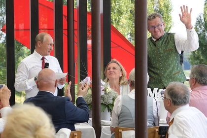 В Кремле рассказали о тосте и подарках Путина на свадьбу главе МИД Австрии